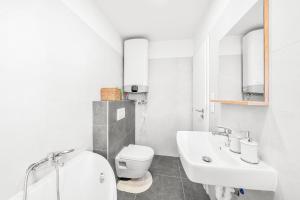 卡什佩尔斯凯霍里Apartmán Barula的白色的浴室设有卫生间和水槽。