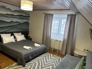 斯拉夫西克Зоряні Карпати的一间卧室配有一张床,上面有两条毛巾