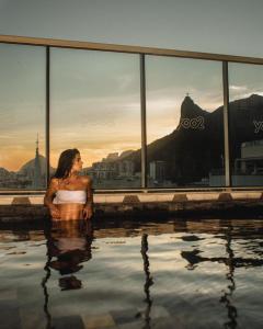 里约热内卢优2里约热内卢因特西迪酒店的站在水库中的女人