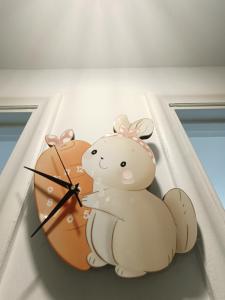 吉隆坡Arte Cheras Duplex Near MRT 1的一只泰迪熊,在墙上,带伞