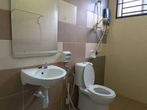 Bandar PenawarHomestay Desaru Utama @Escadia的一间带水槽、卫生间和镜子的浴室
