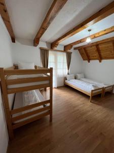 萨拉热窝Bjelasnica-Villa-Treskina dvorišta-Apartmani-Izletište-Ribnjak的一间卧室设有两张双层床和一扇窗户。