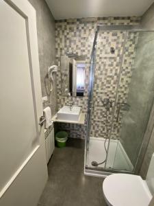 萨里亚dpCristal的带淋浴、盥洗盆和卫生间的浴室