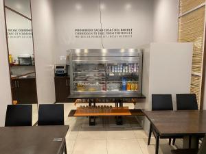 萨里亚dpCristal的一间带冰箱和桌椅的餐厅