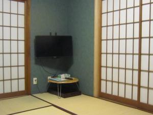 沼津Minato Oasis Numazu - Vacation STAY 31031v的配有电视和带电视的桌子的房间
