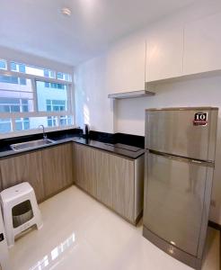 清迈一室一厅宁静舒适公寓清迈市中心的厨房配有不锈钢冰箱和水槽