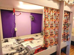 基希讷乌Hostel Amazing Ionika CenterCity的蜘蛛人窗帘的房间的展示箱