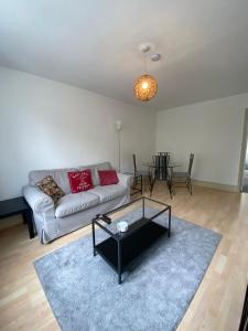 伦敦Remarkable 1-Bed Apartment in Putney Village的客厅配有沙发和桌子