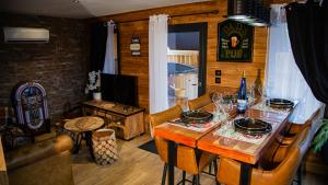 XertignyDomaine de la vôge & chalets et spa的用餐室配有带玻璃杯的桌子