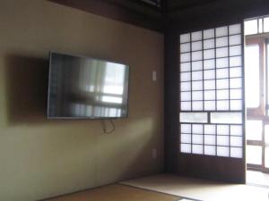 沼津Marina and Numazu DX2F - Vacation STAY 16709v的两扇窗户的角落里配有电视
