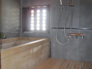 沼津Marina and Numazu DX2F - Vacation STAY 16709v的带浴缸的浴室和窗户。