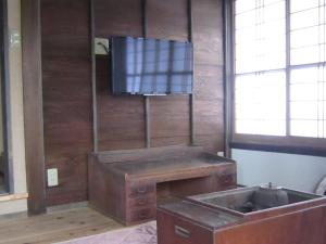 沼津Marina and Numazu DX2F - Vacation STAY 16709v的带水槽的厨房和平面电视