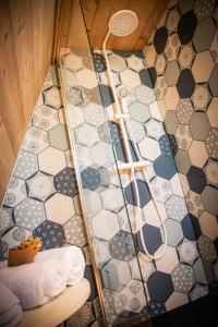 XertignyDomaine de la vôge & chalets et spa的浴室铺有瓷砖地板,配有凳子上的毛巾