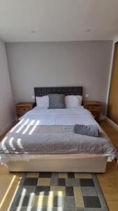 BalbySpacious Victorian Double Room 3的一间卧室配有一张带白色床罩的大床