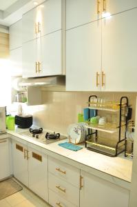 De’ Nuhir Homestay Teluk Senangin的厨房配有白色橱柜和台面
