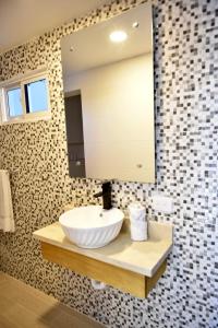 拉罗马纳Halibut Hotel的一间带水槽和镜子的浴室