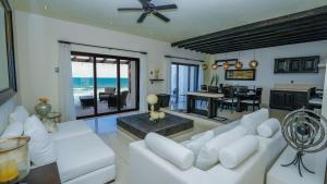 女人岛Casa Javi- Ocean Front located Mid Isla Mujeres的客厅配有白色家具,享有海景。