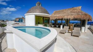 女人岛Casa Javi- Ocean Front located Mid Isla Mujeres的一座带游泳池和房子的别墅