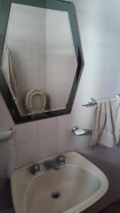 马德普拉塔Charly's House的一间带水槽和镜子的浴室