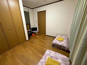 沼津Numazu Japanese house / Vacation STAY 3966的一间带两张床和电视的客厅