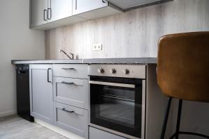 杜伊斯堡JUNIK Apartments - Deine Cityapartments in Duisburg的厨房配有炉灶和台面