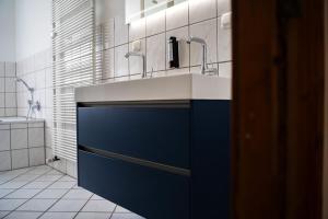 杜伊斯堡JUNIK Apartments - Deine Cityapartments in Duisburg的一间带水槽和两个水龙头的浴室