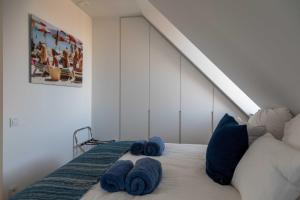 克诺克－海斯特Stunning duplex - 3 bedroom - 2 sunny terrasses的一间卧室配有一张带蓝色毛巾的床