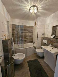 科隆Übernachten Sie im wunderschönen Weiden的带浴缸、盥洗盆和卫生间的浴室