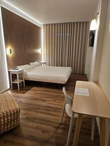 莫利纳德塞古拉Hotel Villasegura的酒店客房带一张床、一张桌子和椅子