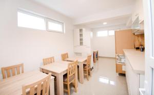 巴尼亚卢卡Apartmani Sebastijan的厨房以及带木桌和椅子的用餐室。