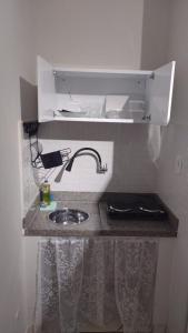 博阿维斯塔Loft lindo, acochegante e reservado的厨房柜台设有水槽和水槽