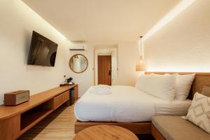 格兰岛Tasana bar and luxury resort的酒店客房,配有床和沙发
