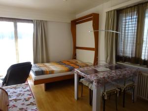 雷焦Appartamenti Villa Colibri的卧室配有一张床和一张桌子及椅子