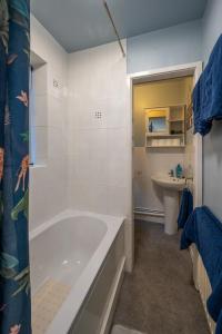 什鲁斯伯里Town Centre Cottage 3 Bedroom inc Parking (1 car)的白色的浴室设有浴缸和水槽。
