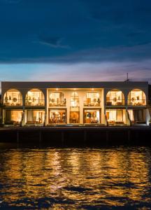格兰岛Tasana bar and luxury resort的隔夜在水边的建筑物