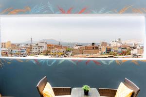 钦博特Hotel Viera Chimbote的桌椅,享有城市美景