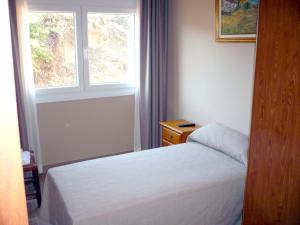 Bergondo博斯酒店的一间小卧室,配有床和窗户