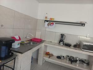 加拉尼温斯Casa para até 8 pessoas em Garanhuns的一个带水槽和柜台的小厨房