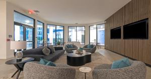 坦帕Westshore Apartments by Barsala的带沙发和平面电视的客厅