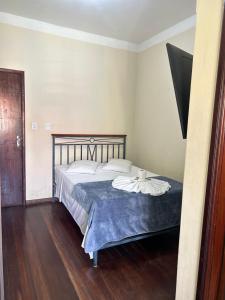 圣托梅-达斯莱特拉斯Hotel Chão Mineiro的一间卧室配有一张带蓝色毯子的大床