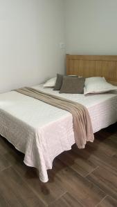 圣托梅-达斯莱特拉斯Hotel Chão Mineiro的一间卧室配有两张带白色床单的床