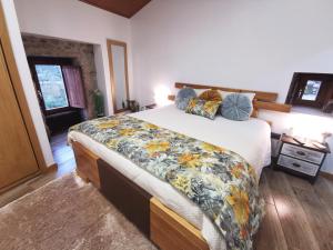 利尼亚雷斯Casa do Penedo Castle House的一间卧室配有一张大床,床上有毯子