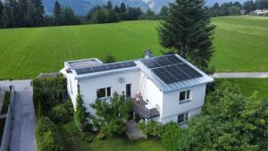因斯布鲁克Gartenstudio Peony的屋顶上设有太阳能电池板的白色房子