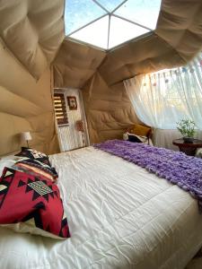 比亚里卡Nativa Glamping的帐篷内一间卧室,配有一张床