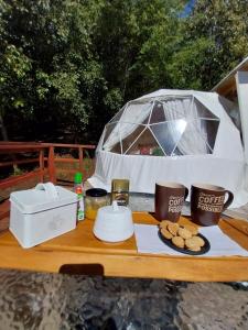 比亚里卡Nativa Glamping的一张带帐篷的野餐桌和食物