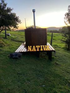 比亚里卡Nativa Glamping的木凳上写着尼基字