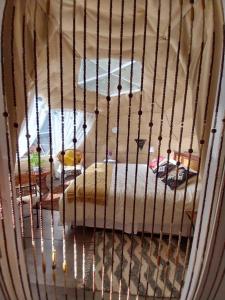 比亚里卡Nativa Glamping的房间里的笼子里的一张床位