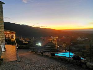 利尼亚雷斯Casa do Penedo Castle House的别墅享有日落美景。