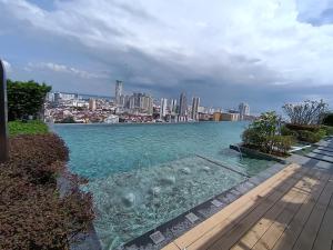 乔治市Penang KTHOME Beacon Executives suite的一大片水体,城市背景