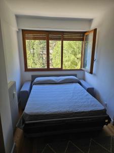 利莫内皮埃蒙特Bella vista的一间卧室设有一张床和一个窗口